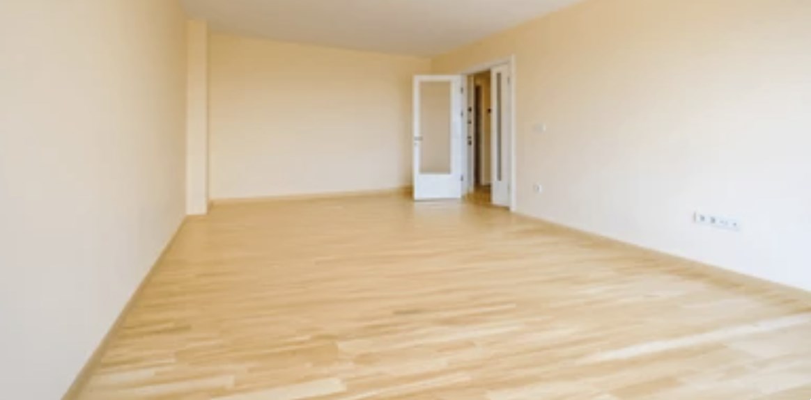 jasne panele podłogowe w pustym pokoju