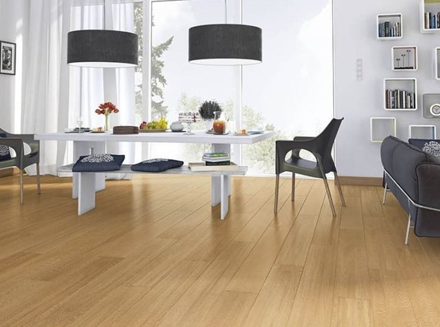 jasne panele podłogowe do salonu